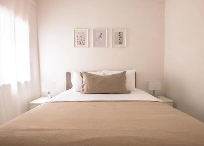 Phaedrus Living: Nerina Modern City Flat