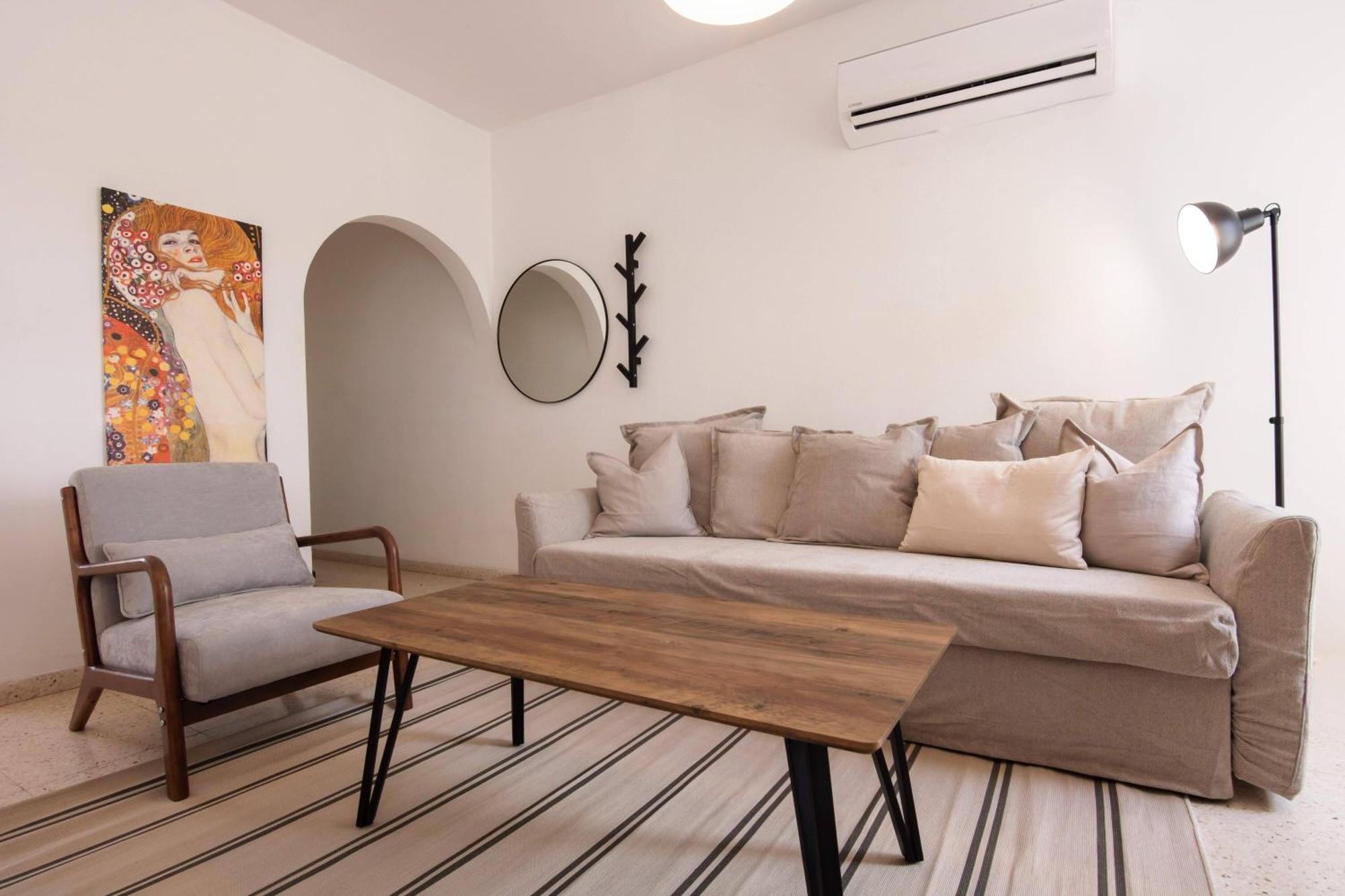Apartment Phaedrus Living: Nerina Modern Flat