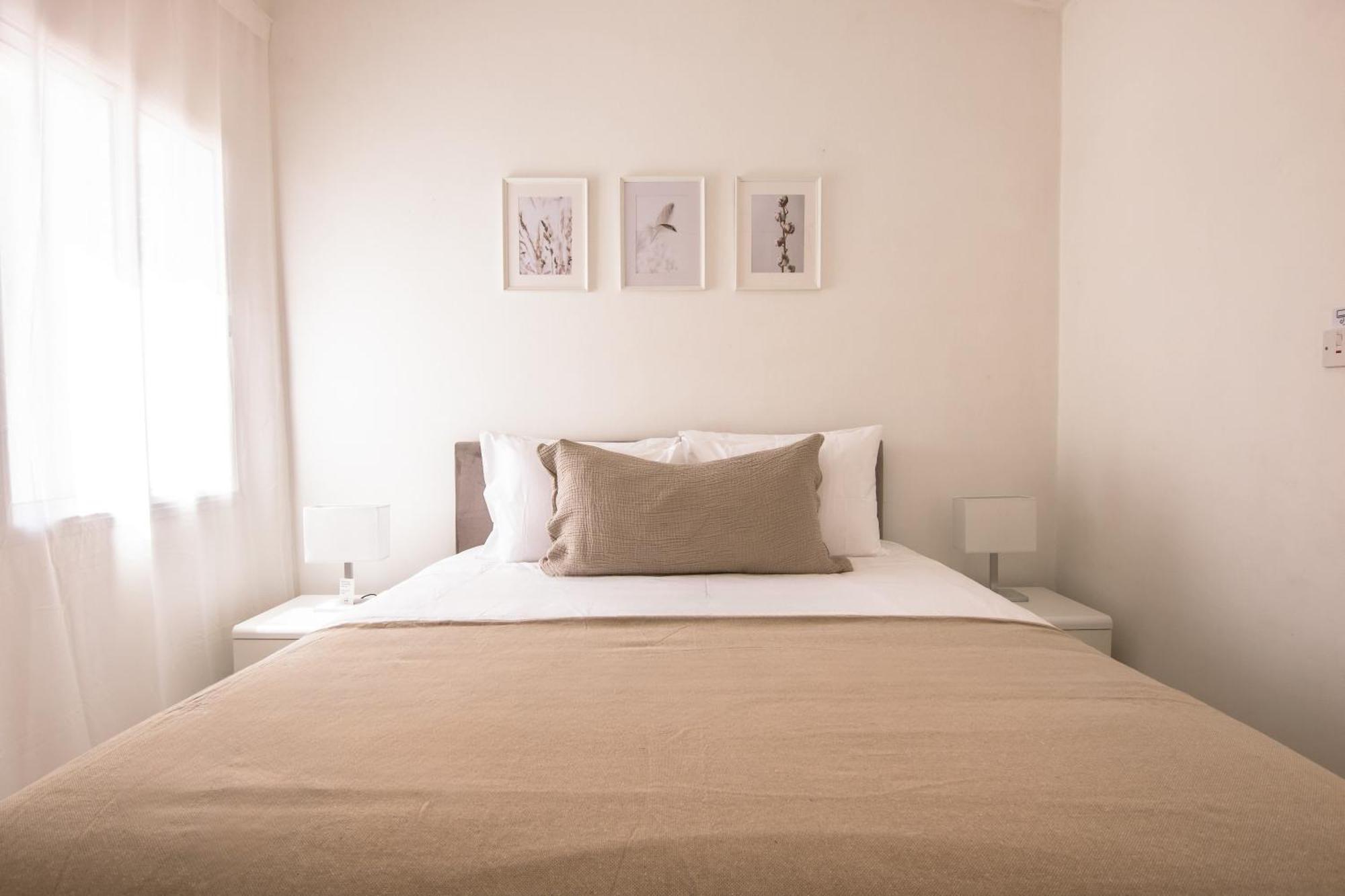 Apartment Phaedrus Living: Nerina Modern Flat
