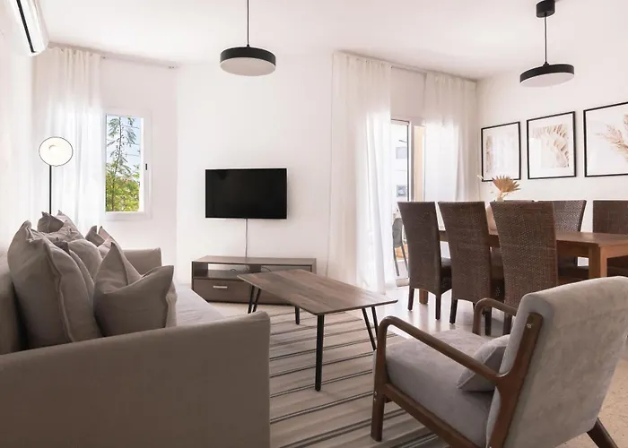 Phaedrus Living: Nerina Modern City Flat